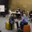 Bir ofis ortamında çalışan insanlar