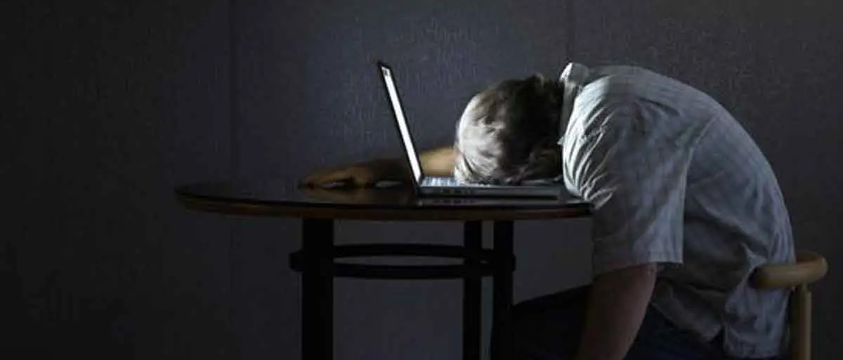 Masa başında uyuyakalmış adam