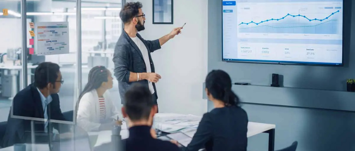 Ofiste sunum yapan bir adam