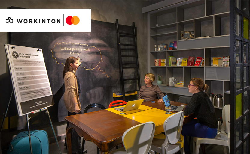 Workinton - Mastercard iş birliği görseli. Ofiste çalışan insanlar. Sol üst köşede Workinton ve Mastercard logoları